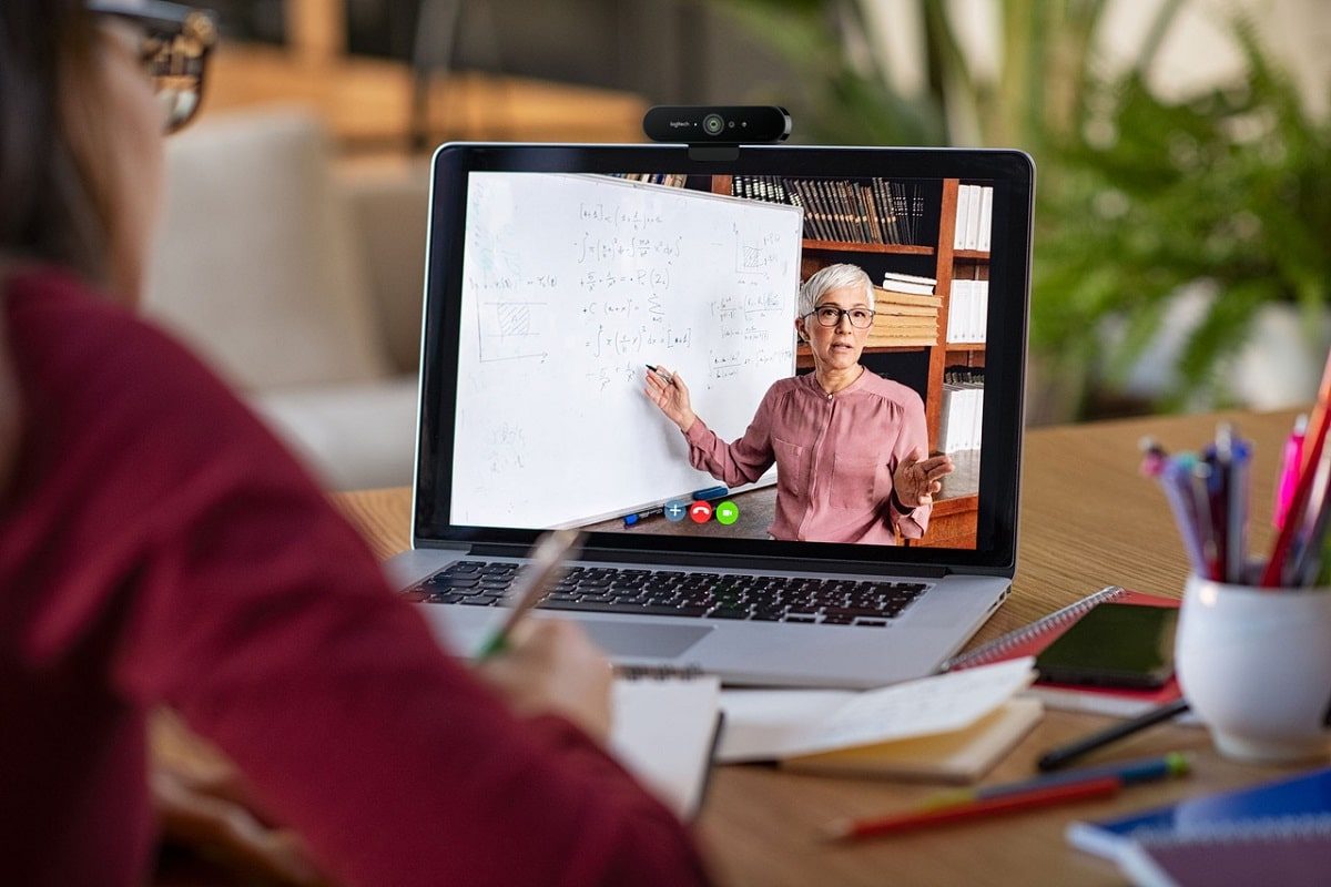 Soluciones de videocolaboración para la enseñanza semipresencial y online Logitech