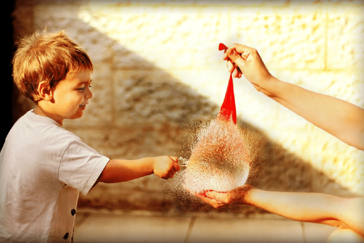 Divertidos juegos con agua para practicar en familia globo de agua