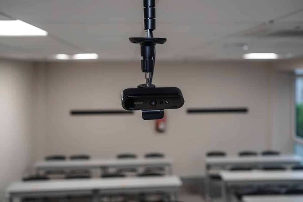 Soluciones de videocolaboración para una educación universitaria híbrida LOGITECH CEU