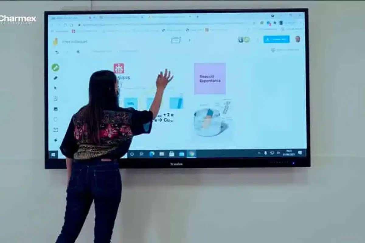 Equipos de videoconferencia y monitores interactivos en el aula charmex