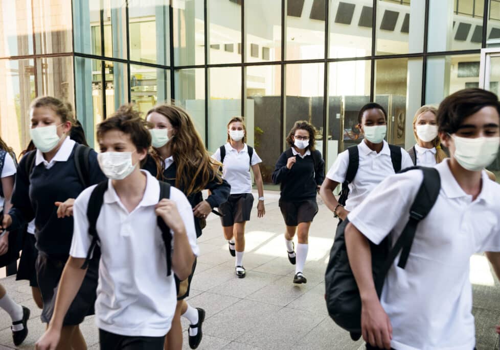 estudiantes salen del instituto con mascarilla psicopedagogía 