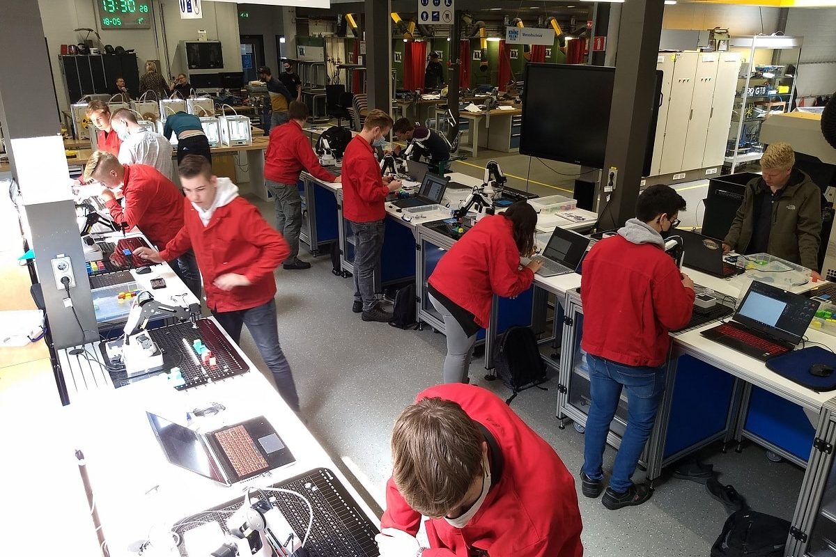 Formación para disminuir la brecha en educación STEAM en España Camp Tecnológico