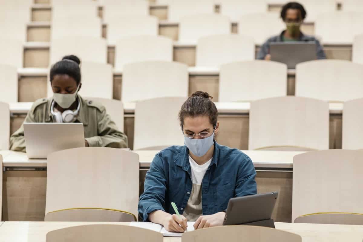La Universidad: un lugar para la reflexión y el pensamiento crítico La Universidad