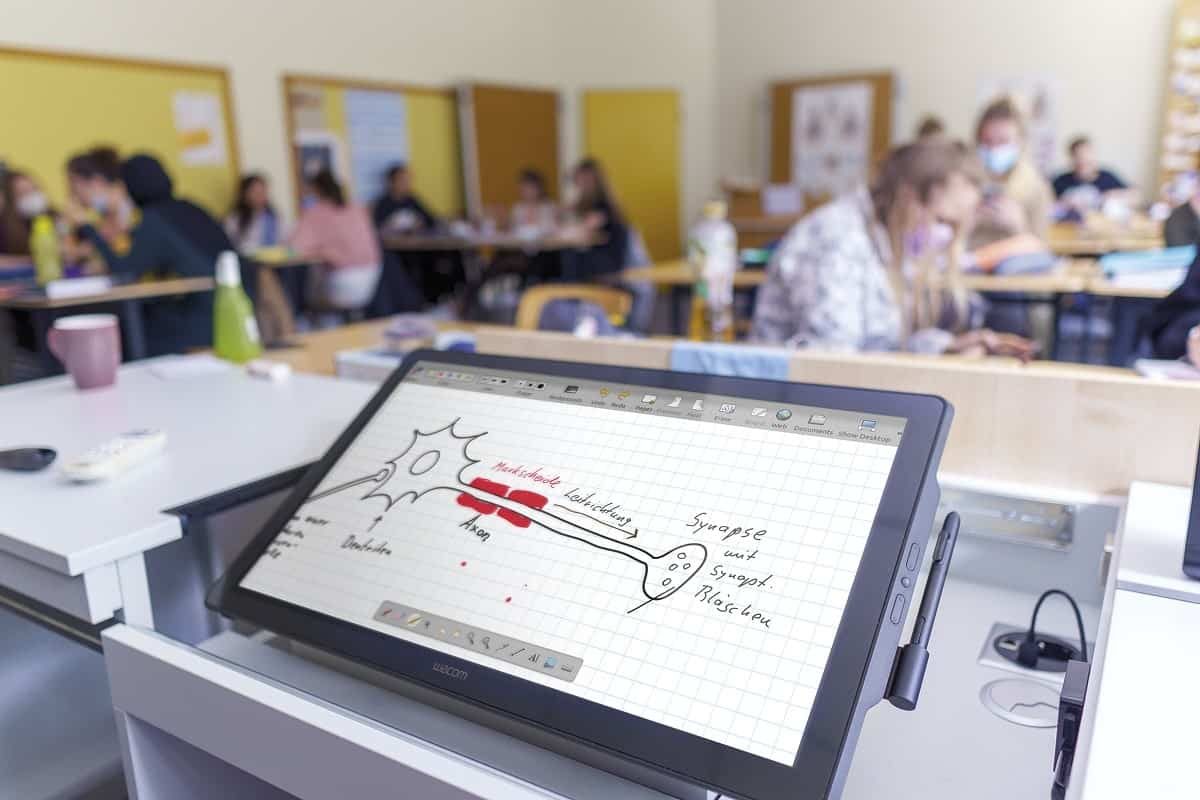 Monitores interactivos para impartir clases híbridas más dinámicas monitores interactivos wacom