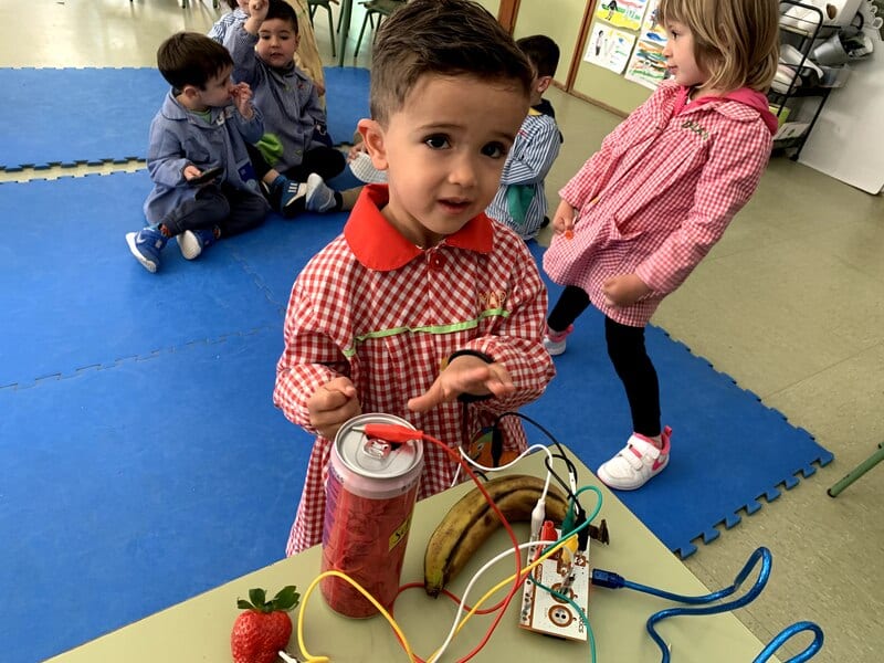 Alumno aprendiendo con la placa Makey Makey.