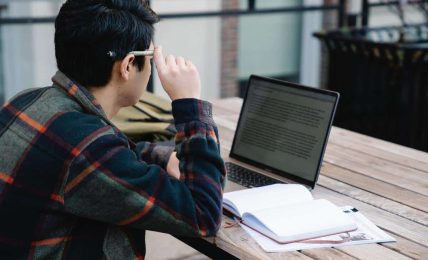 Alumno toma apuntes online