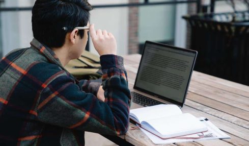Alumno toma apuntes online