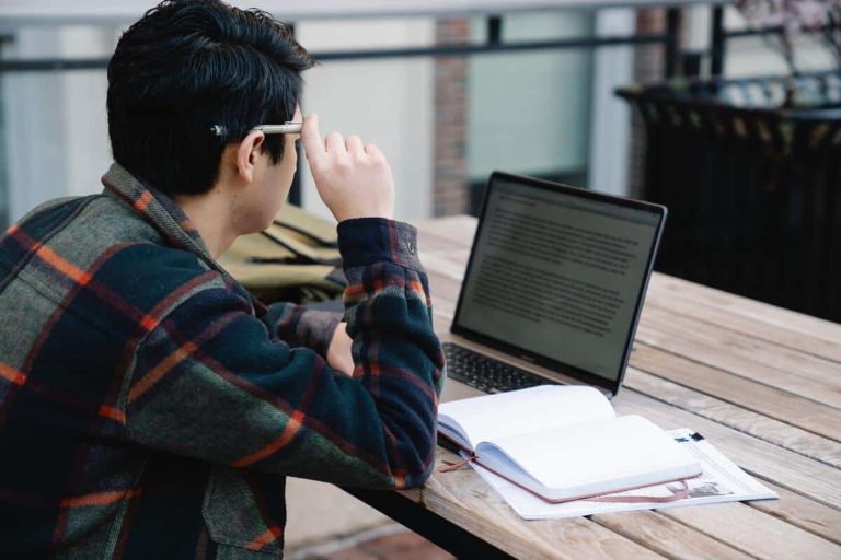 Alumno toma apuntes online