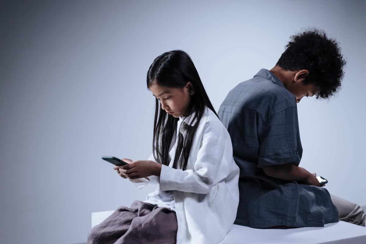 Consejos para proteger la privacidad de los menores en Instagram Niños usando el móvil