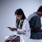 Niños usando el móvil