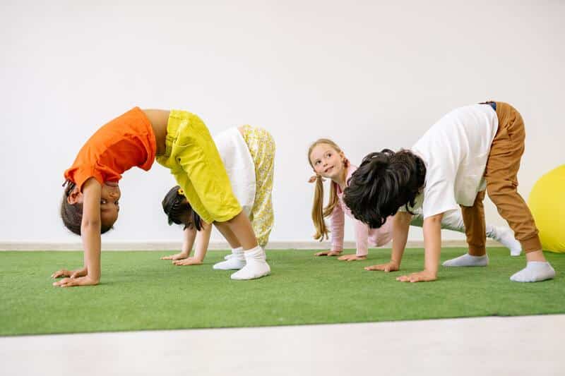 Niños bailando.