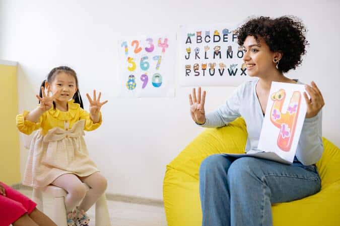 Una niña aprendiendo con el método TPR.