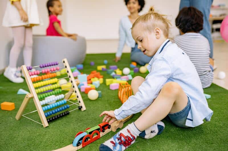 Un niño jugando en clase de Infantil.