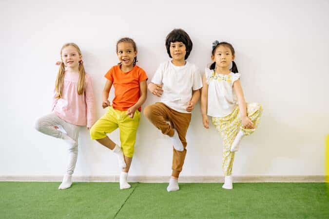 Niños realizando ejercicios de neuromotricidad mímica.