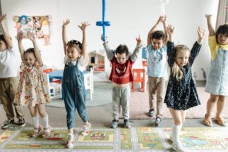 Niños haciendo ejercicios de neuromotricidad