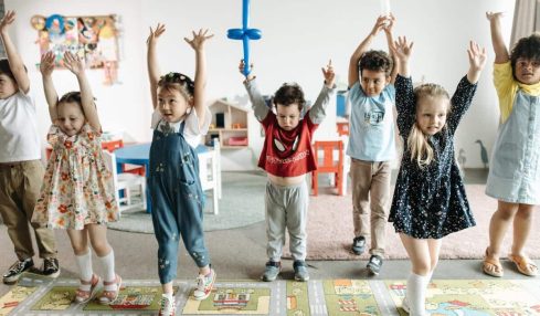 Niños haciendo ejercicios de neuromotricidad