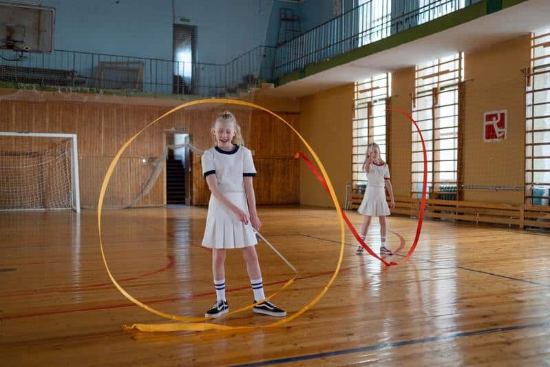 Niñas juegos diversidad funcional con cintas.