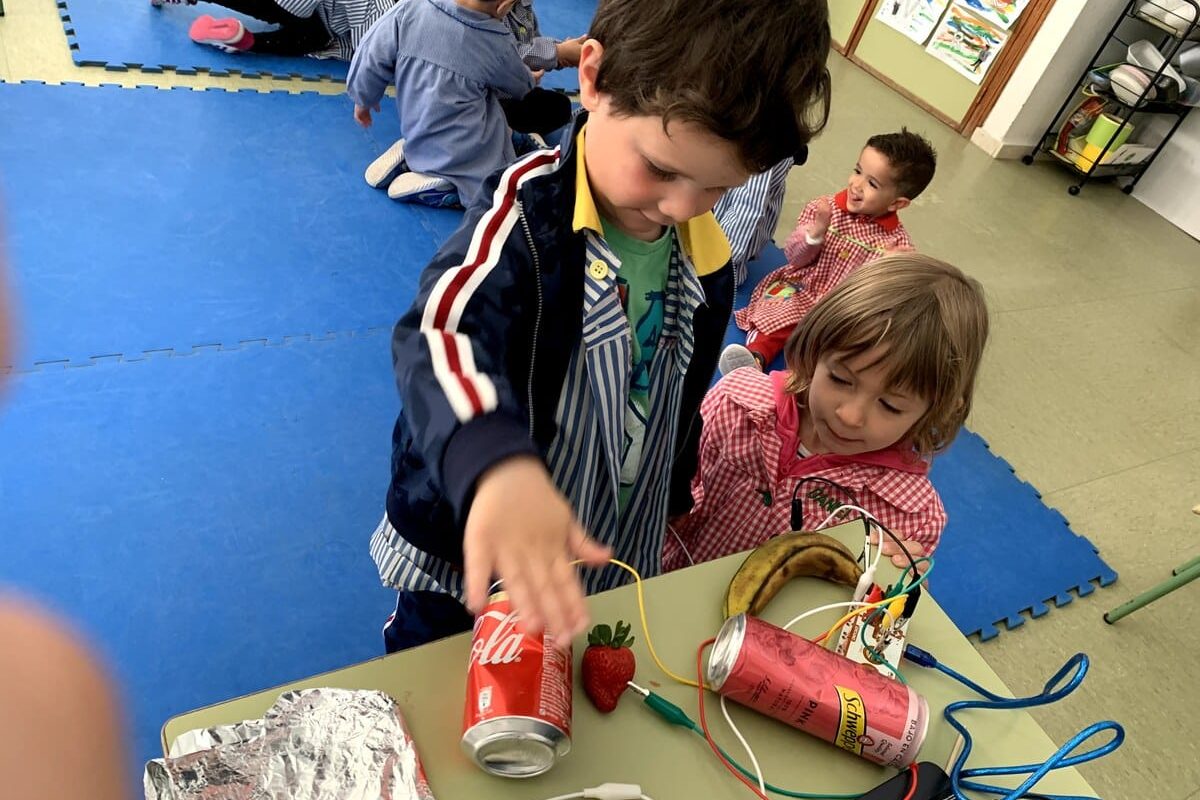 Programación, STEAM y cuidado de la naturaleza en Infantil Niños aprenden con Makey Makey