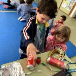 Niños aprenden con Makey Makey