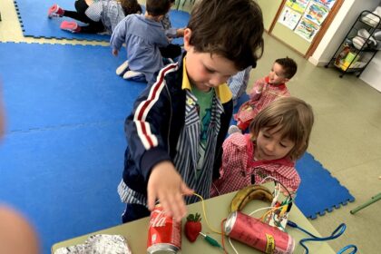 Niños aprenden con Makey Makey
