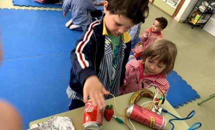 Niños aprenden con Makey Makey