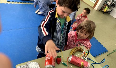 Niños aprenden con Makey Makey