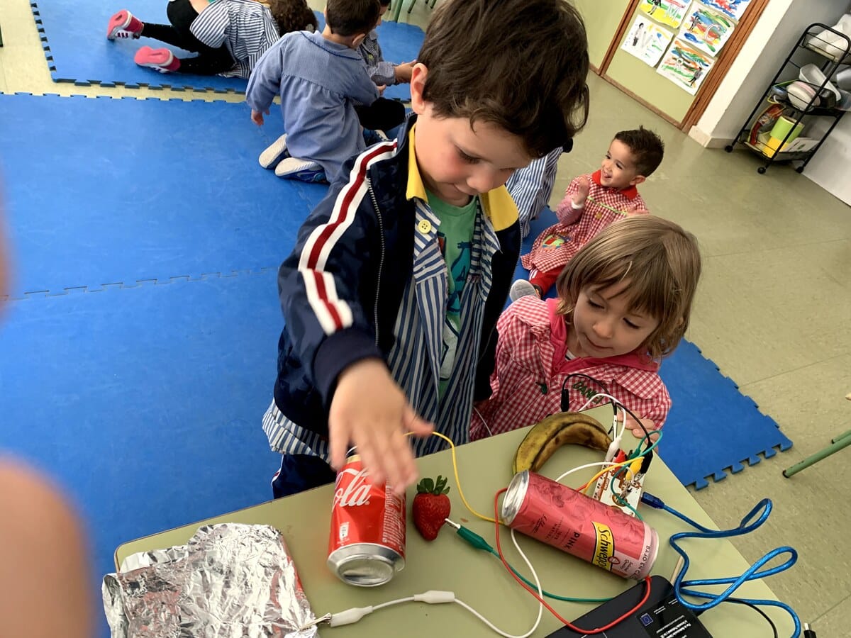 Niños aprenden con Makey Makey