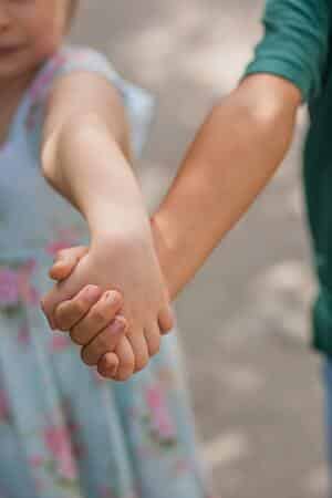 Niños de la mano.