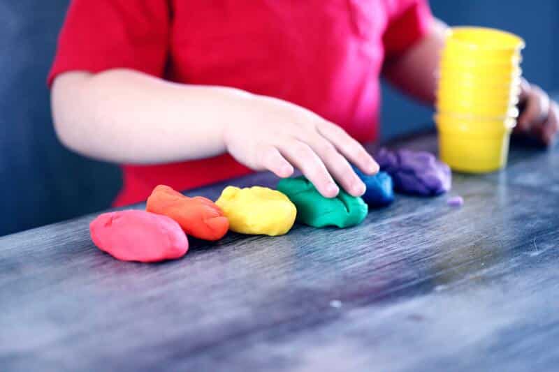 Niño Jugando Con Plastilina.