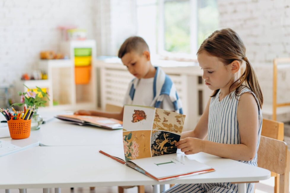 Niños leyendo en clase.