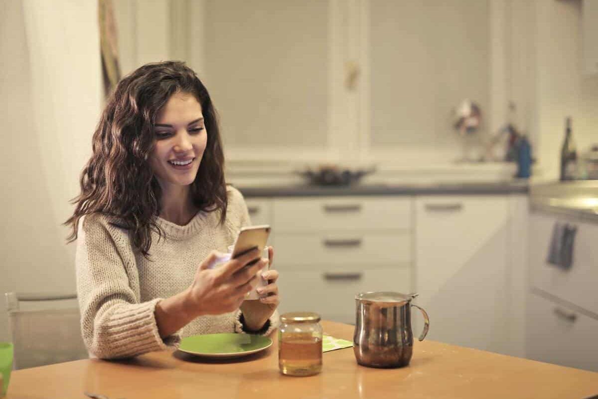 Cómo crear un chatbot gratis en Facebook Mujer hablando con un chatbot en Facebook