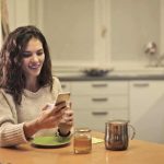 Mujer hablando con un chatbot en Facebook