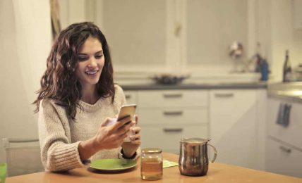 Mujer hablando con un chatbot en Facebook