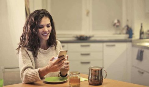 Mujer hablando con un chatbot en Facebook