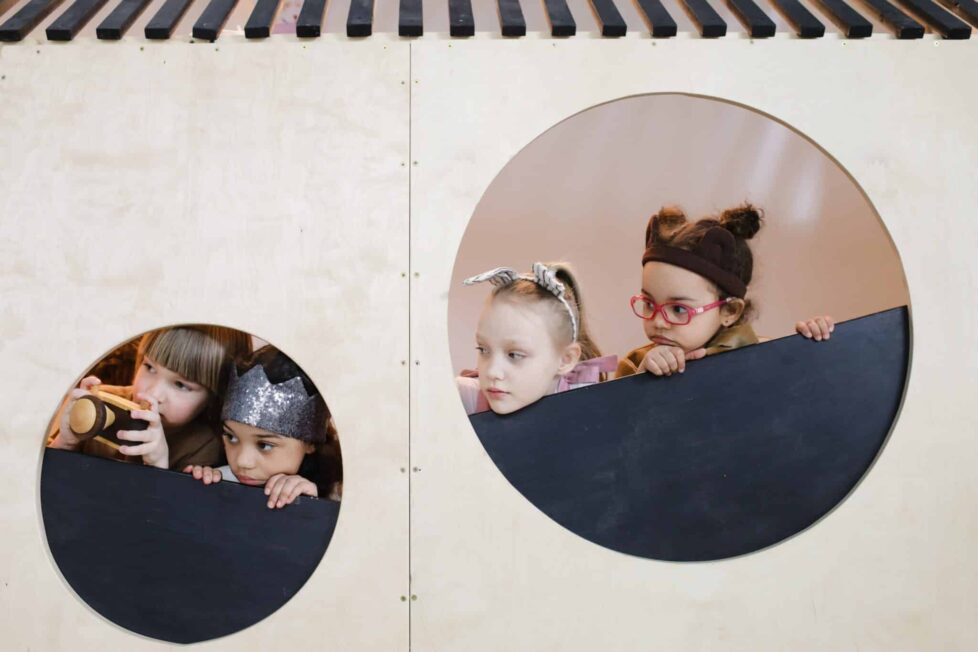 Niños haciendo una obra de teatro en el aula.