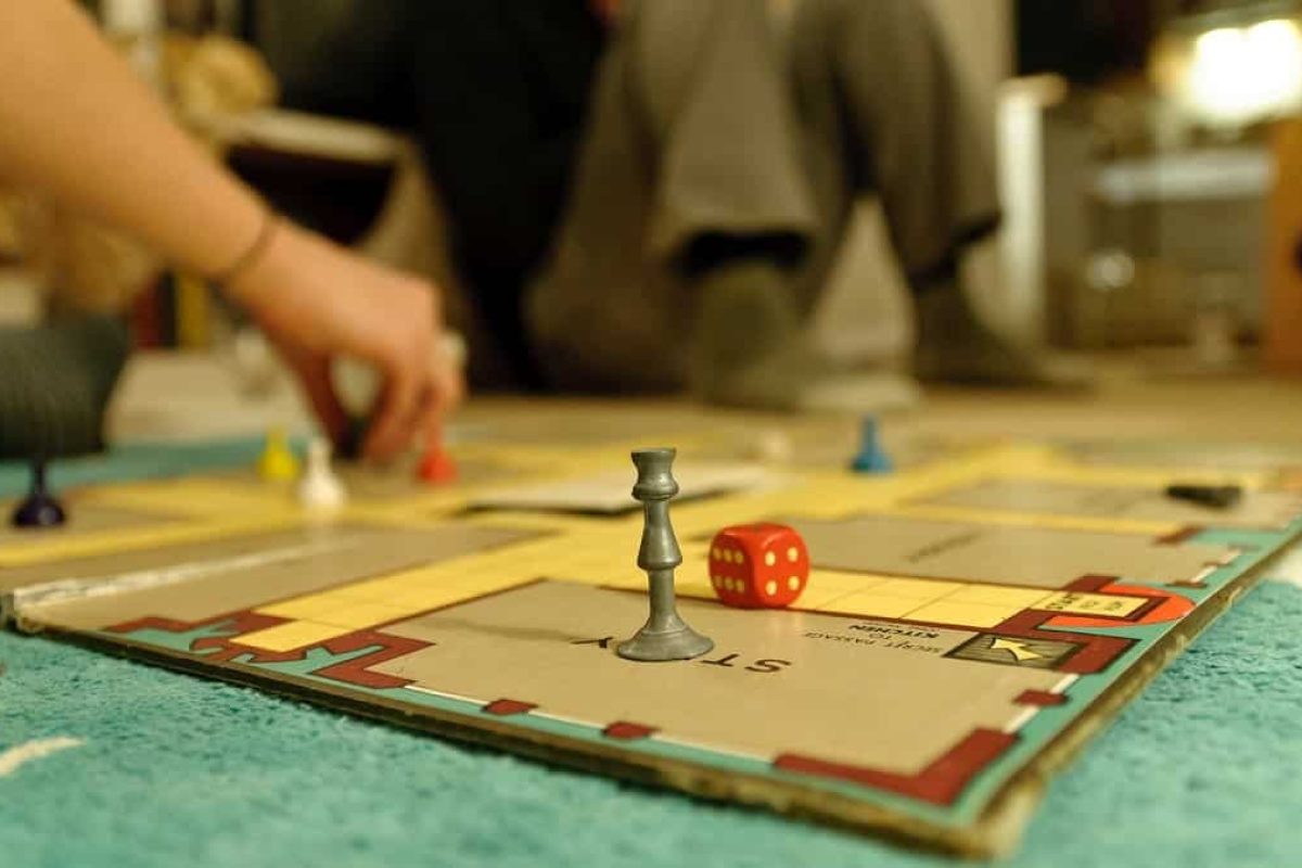 Sigue la pista: juegos de mesa de detectives para desarrollar el ingenio juegos de mesa inspirados en animes