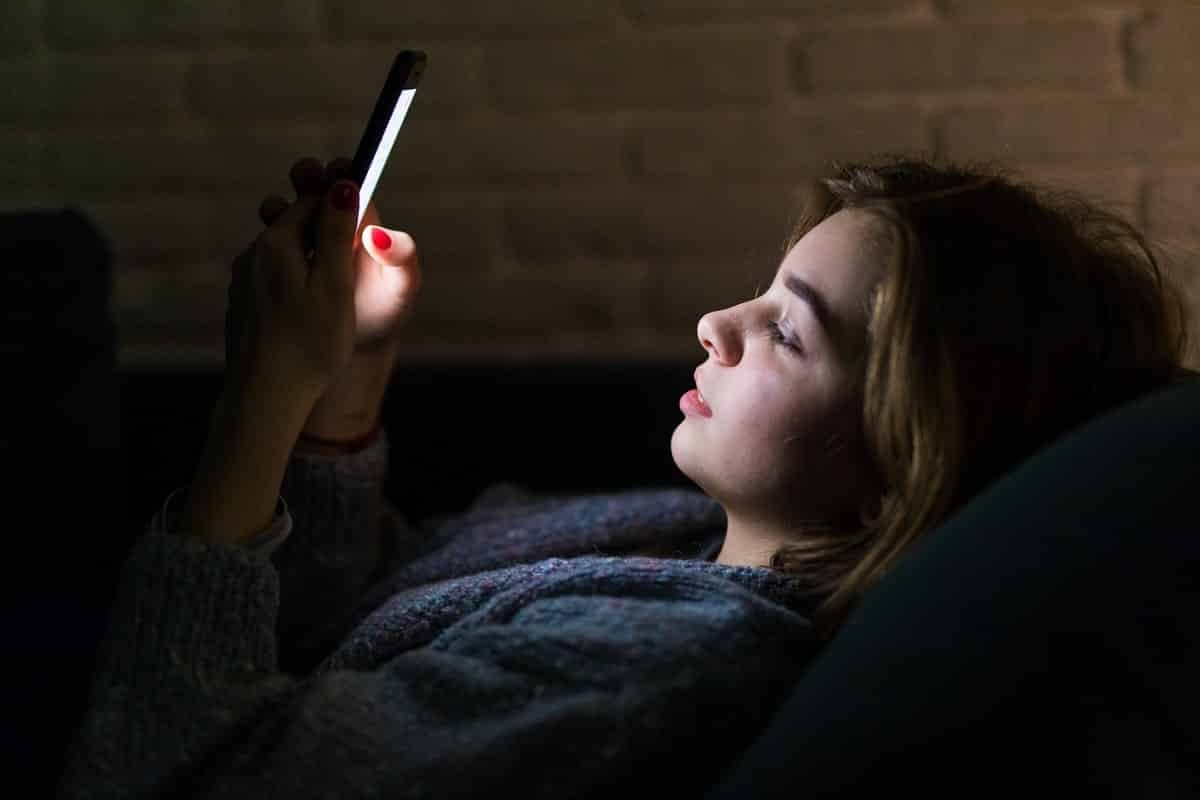 Vamping tecnológico: mirar el móvil antes de acostarse afecta a la salud de los jóvenes vamping tecnológico