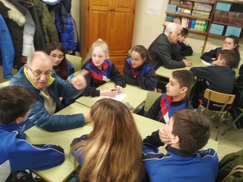 Alumnos y mayores del Centro de Día de Gijón.