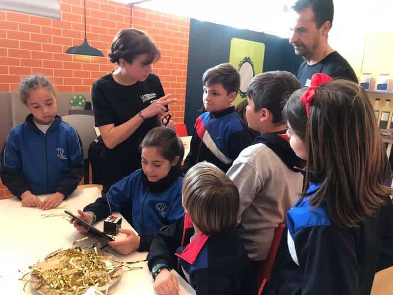 Alumnos con el profesor en el Colegio la Milagrosa.