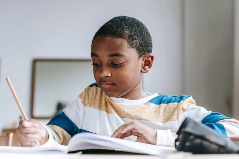 Niño estudiando Aprendizaje personalizado