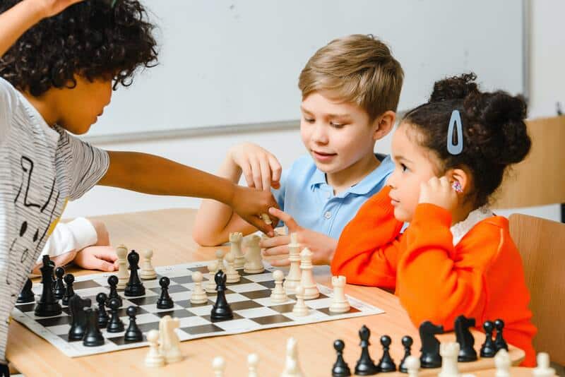 Niños Jugando Al Ajedrez