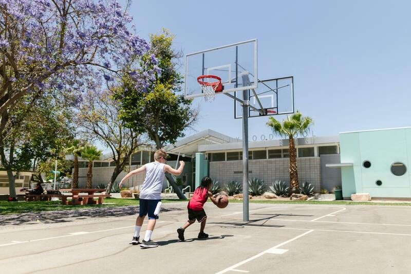 Niños jugando al baloncesto