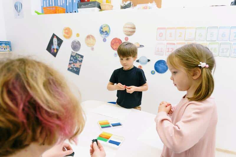 Niños Jugando Con Plastilina