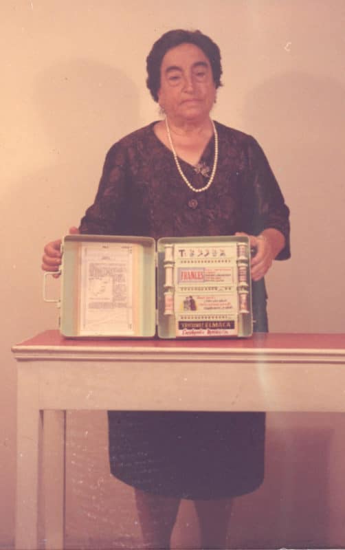 Ángela Ruiz Robles con su libro electrónico