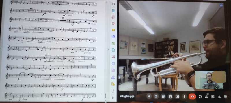 Jonay Martín dando clase de música Aprendizaje mixto