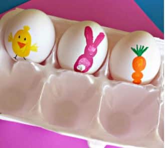 Huevos De Pascua Con Las Yemas De Los Dedos