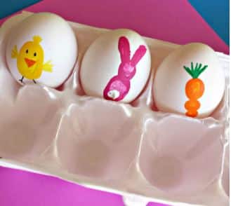 Huevos de pascua con las yemas de los dedos