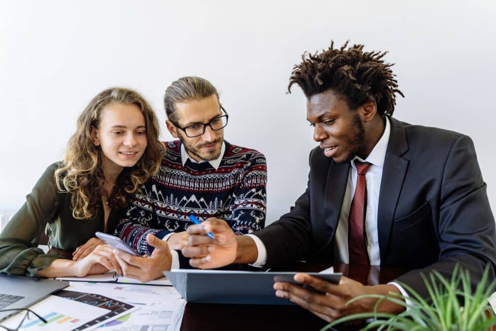 Profesionales que trabajan en sectores que te atraen futuro laboral