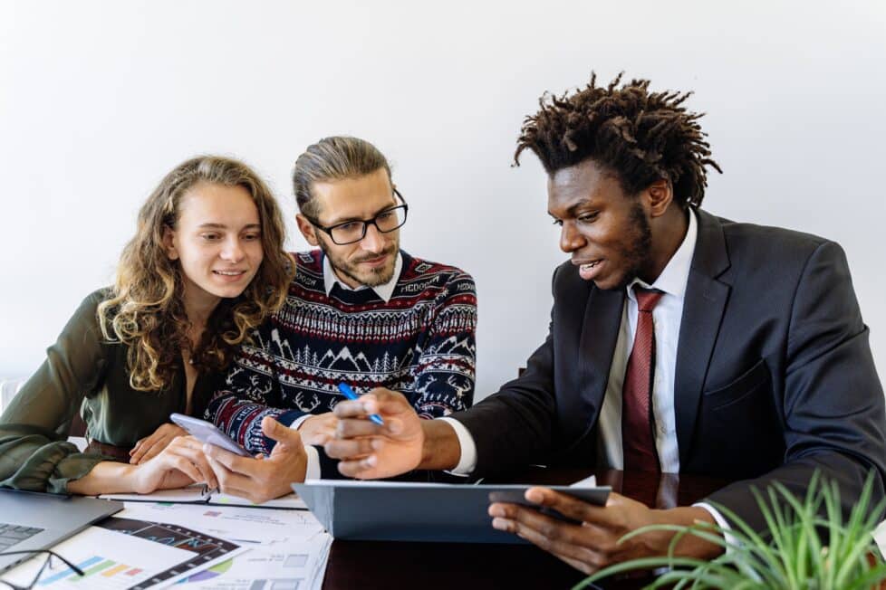 Profesionales Que Trabajan En Sectores Que Te Atraen Futuro Laboral