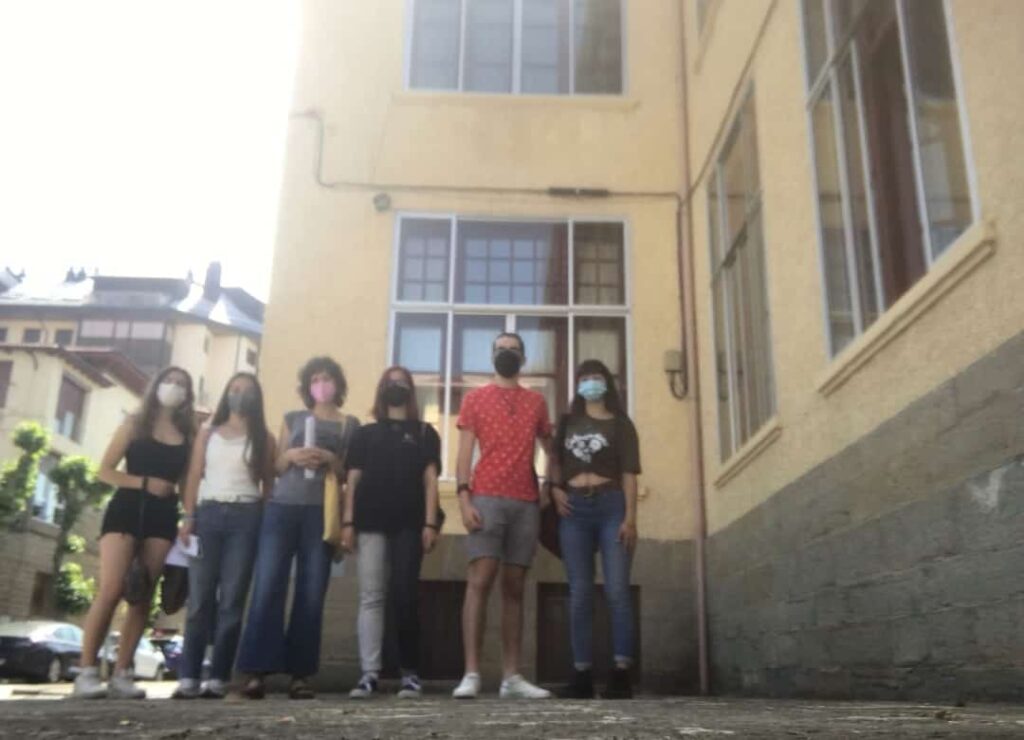 Alumnos realizando la experiencia del Paseo de Jane por la Jaca historia